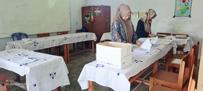 Jelang Ujian Madrasah, Guru MIN 1 Kerinci Rampungkan Penyusunan dan Pengemasan Soal