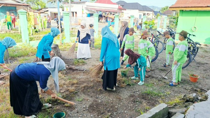 MIN 1 Kerinci Tingkatkan Kepedulian Lingkungan Lewat Kegiatan Gotong Royong