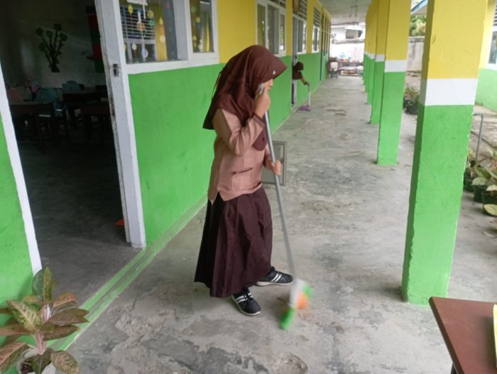 Menanamkan Karakter Peduli Lingkungan, Siswa MIN 1 Kerinci Rutin Laksanakan Piket