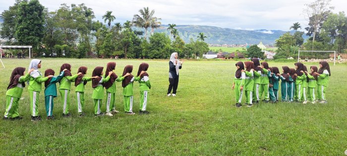 Melatih Kekompakan, Siswa MIN 1 Kerinci Ikuti Permainan Apel Anggur
