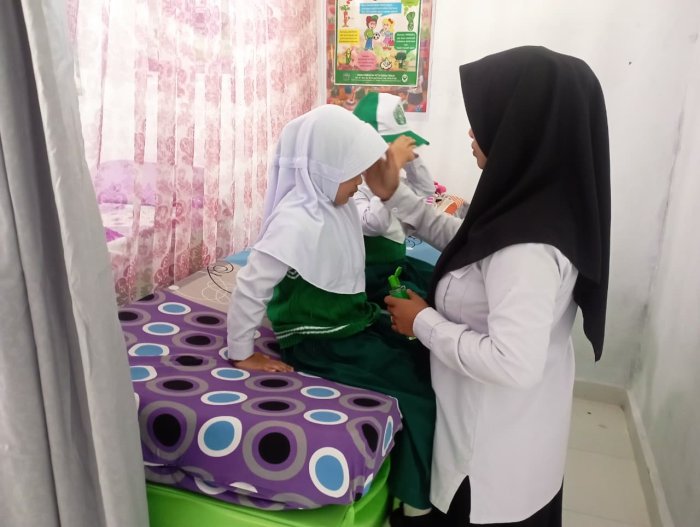 Sentuhan Kasih di Ruang UKS: Menjaga Kesehatan Generasi Madrasah Sentuhan Kasih di Ruang UKS: Menjaga Kesehatan Generasi Madrasah