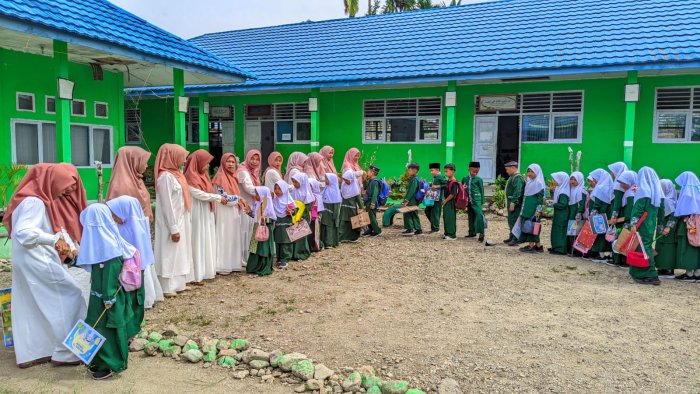Tradisi Penuh Makna: Salam-Salaman Siswa dan Guru MIN 1 Kerinci Menyambut Bulan Suci