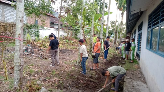 Gerakan Peduli Lingkungan: Siswa MIN 1 Kerinci Bergotong Royong Membersihkan Madrasah