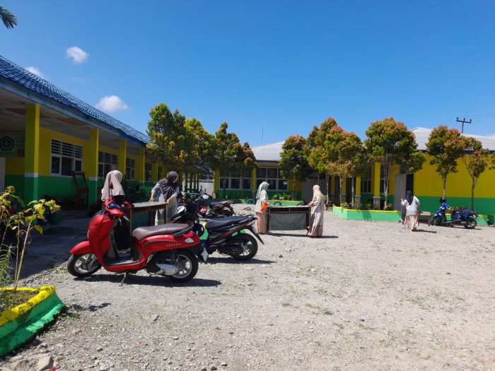 PTK MIN 1 Kerinci Bergotong Royong Menata Lingkungan Madrasah Demi Menciptakan Suasana Belajar yang Bersih dan Nyaman
