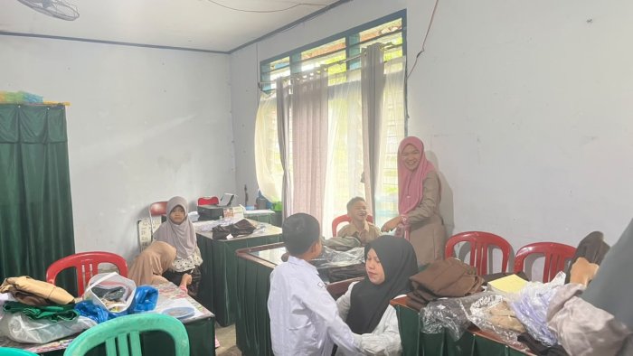 MIN 1 Kerinci Bagikan Seragam Baru kepada Peserta Didik Baru Tahun Ajaran 2026/2027