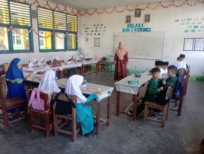 Suasana Pembelajaran Aktif dan Menyenangkan di Kelas 1 MIN 1 Kerinci