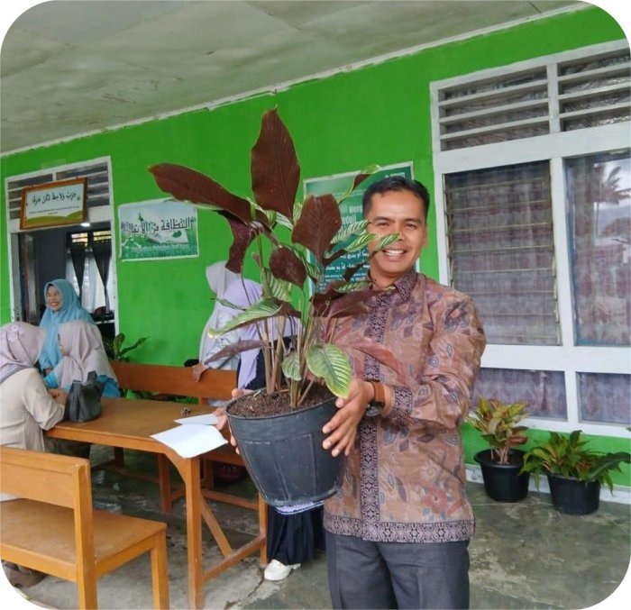 Wujud Cinta Lingkungan, Guru MIN 1 Kerinci Hadirkan Bunga untuk Madrasah