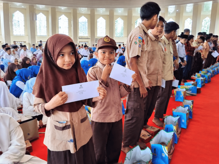BAZNAS Salurkan Bantuan, Dua Siswa MIN 1 Kerinci Menjadi Penerima Manfaat Program Kepedulian BAZNAS Salurkan Bantuan, Dua Siswa MIN 1 Kerinci Menjadi Penerima Manfaat Program Kepedulian