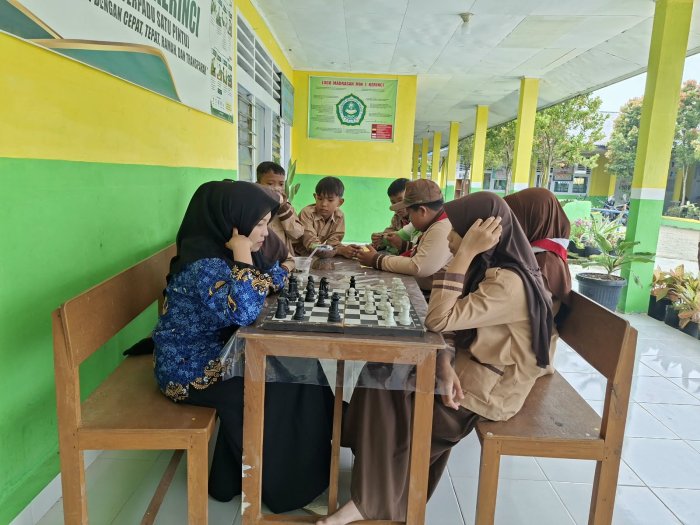 Menuju KOMPAS Tingkat Provinsi Jambi, Siswa MIN 1 Kerinci Tingkatkan Kemampuan melalui Latihan Catur