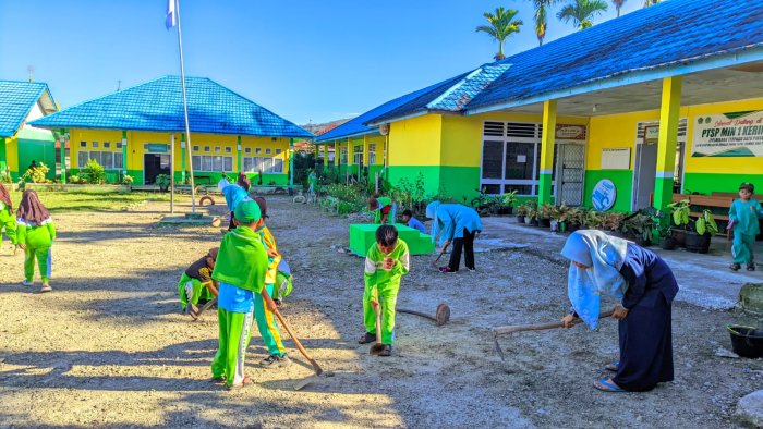 Aksi Nyata Siswa MIN 1 Kerinci: Gotong Royong untuk Lingkungan Sekolah yang Asri