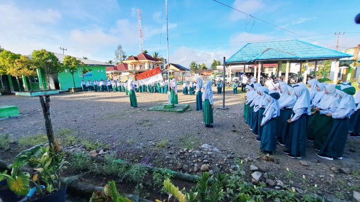 Pelaksanaan Upacara Bendera Hari Senin di MIN 1 Kerinci Berjalan Khidmat dan Tertib