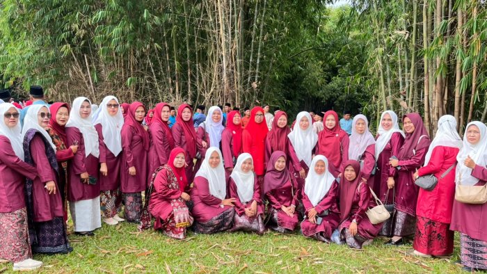 Semarak HUT Kemerdekaan RI: Keluarga Besar MIN 1 Kerinci dalam Balutan Semangat Merah Putih Semarak HUT Kemerdekaan RI: Keluarga Besar MIN 1 Kerinci dalam Balutan Semangat Merah Putih