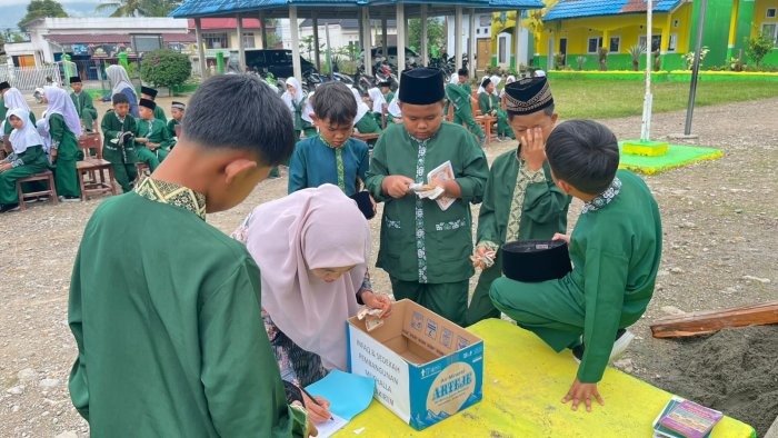 Usai Yasinan, Siswa MIN 1 Kerinci Menebar Kebaikan Melalui Gerakan Infak Jumat Berkah