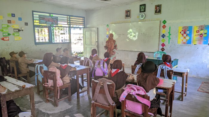 Semangat Pagi! Kepala Madrasah Beri Motivasi dan Keceriaan untuk Peserta Didik Kelas III