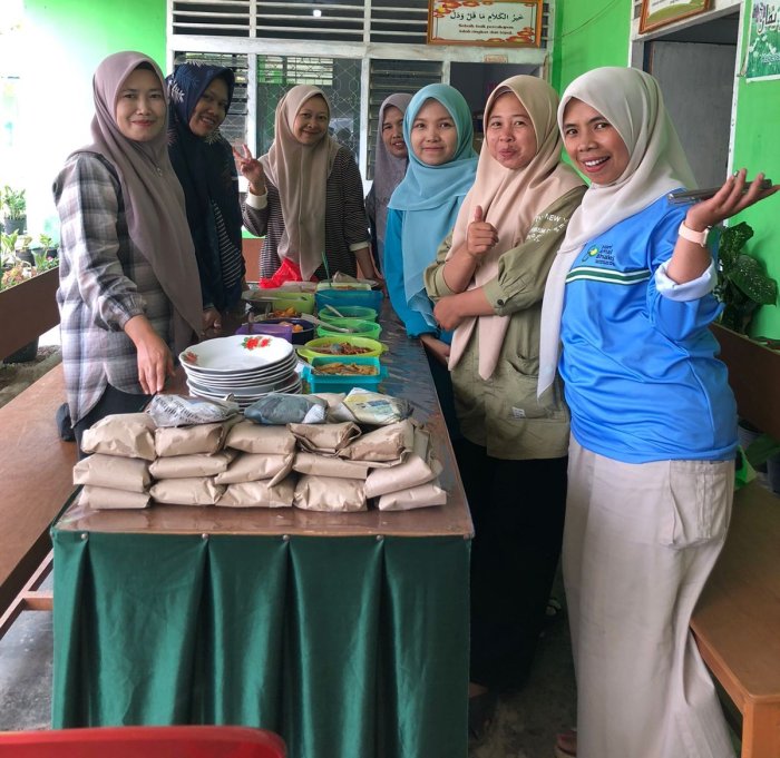 Kebersamaan Guru dan Staf MIN 1 Kerinci Terjalin dalam Momen Santap Bersama Usai Gotong Royong