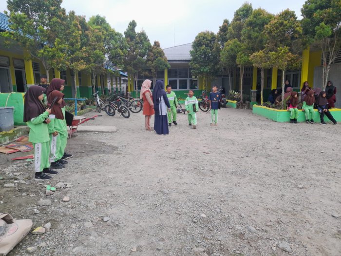 Langkah Tegap, Barisan Rapi: Siswa MIN 1 Kerinci Mantapkan Latihan Menuju Upacara Bendera Hari Senin