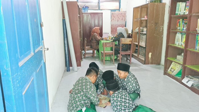 Siswa MIN 1 Kerinci Antusias Belajar di Perpustakaan