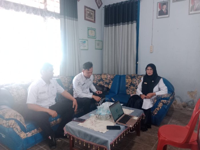 Tim Kemensos Verifikasi Data Siswa Penerima PKH di MIN 1 Kerinci