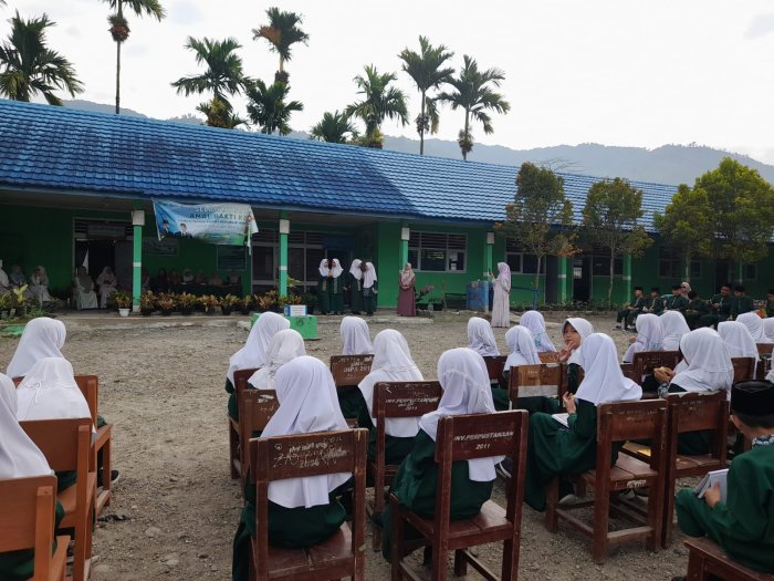 Nasyid Religius Siswi MIN 1 Kerinci Warnai Kegiatan Yasinan Rutin