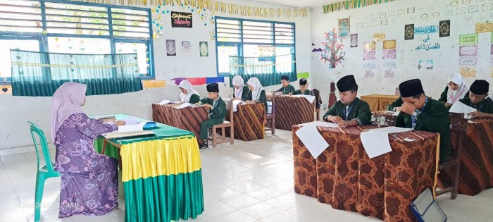 Siswa Kelas VI MIN 1 Kerinci Ikuti Ujian Akhir Madrasah dengan Tertib dan Semangat