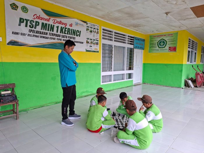 Guru Dampingi Siswa MIN 1 Kerinci Berlatih Catur untuk Mengasah Strategi dan Ketelitian