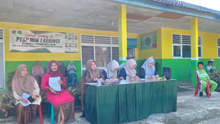 Saat Ketelitian Menentukan Prestasi: Dewan Juri Nilai Penampilan Terbaik dalam Lomba Senam Antar Kelas MIN 1 Kerinc
