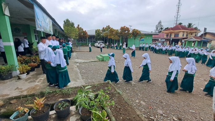 Menanamkan Akhlak Mulia: Tradisi Salam Salaman Setelah Upacara Bendera