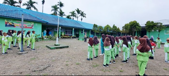 Arahan Penuh Semangat dari Pak Safliar, S.PdI Warnai Kegiatan Jalan Santai MIN 1 Kerinci