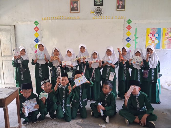 MIN 1 Kerinci Terapkan Kurikulum Cinta Melalui Kegiatan Saling Memberi Kado Antar Siswa