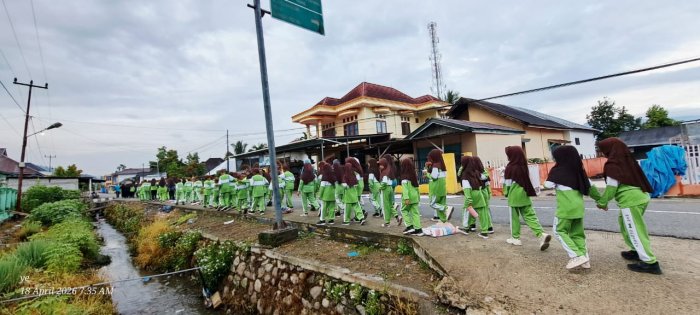 Sehat, Ceria, dan Kompak: Siswa MIN 1 Kerinci Nikmati Jalan Santai Bersama Sehat, Ceria, dan Kompak: Siswa MIN 1 Kerinci Nikmati Jalan Santai Bersama