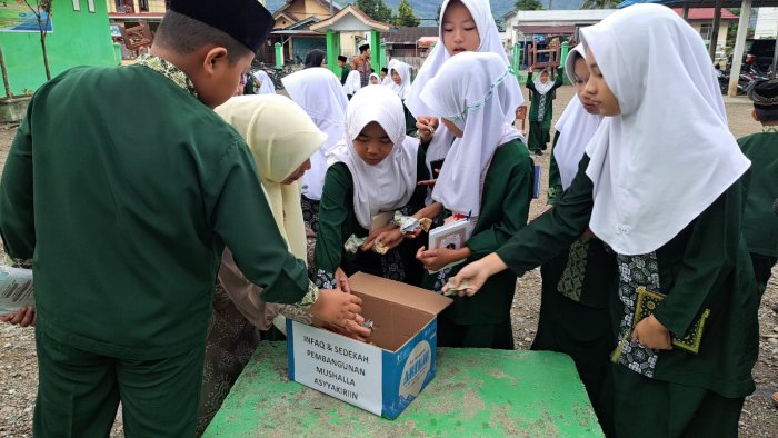 Siswa MIN 1 Kerinci Biasakan Infak Setiap Jumat, Tanamkan Kepedulian Sejak Dini