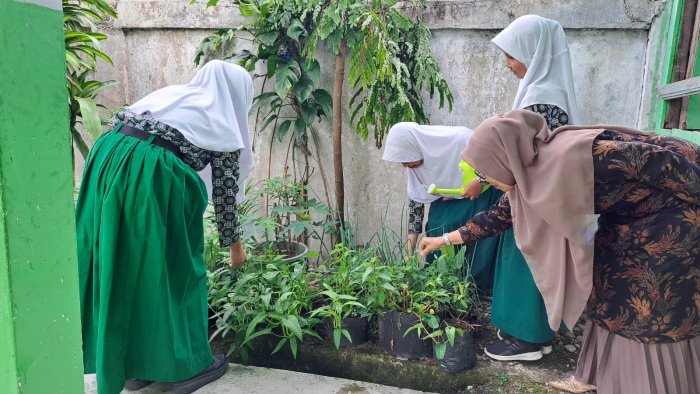 Tanamkan Kepedulian Lingkungan, Siswa MIN 1 Kerinci Belajar Cintai Alam