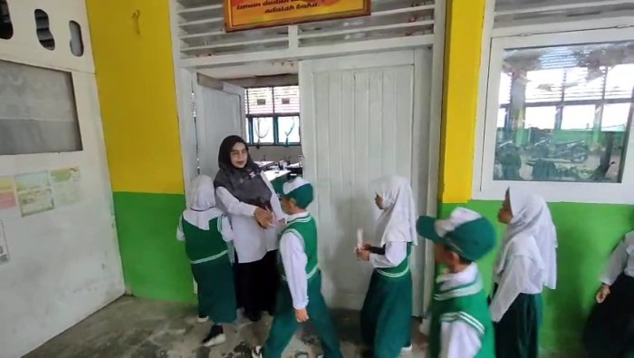 Budaya Salam dan Tertib Sebelum Masuk Kelas Menjadi Pembiasaan di MIN 1 Kerinci