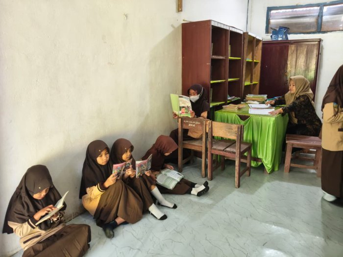 Istirahat Sambil Membaca, Siswa MIN 1 Kerinci Tumbuhkan Minat Literasi di Perpustakaan