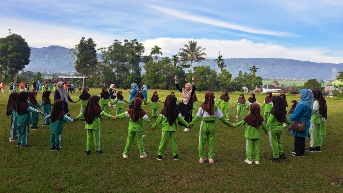Kompak dan Ceria, Siswi MIN 1 Kerinci Lanjutkan Jalan Santai dengan Permainan Edukatif