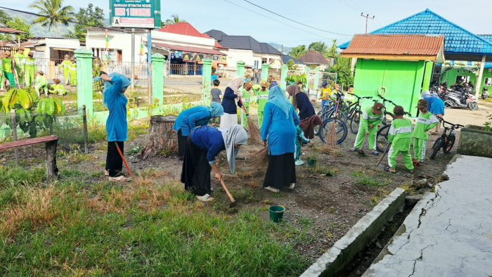 Menjelang Ujian Madrasah Kelas VI, Siswa MIN 1 Kerinci Gelar Gotong Royong Bersihkan Lingkungan Madrasah