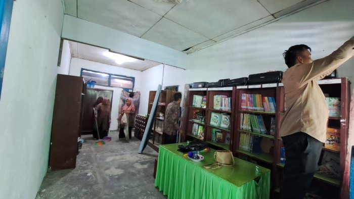Staf Perpustakaan Menyiapkan Ruang Baca Nyaman di Perpustakaan MIN 1 Kerinci