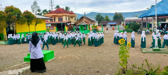 Usai Apel Pagi, Siswa MIN 1 Kerinci Tertib Memasuki Kelas untuk Mengikuti Ujian Hari Terakhir Semester Genap 2025/2026