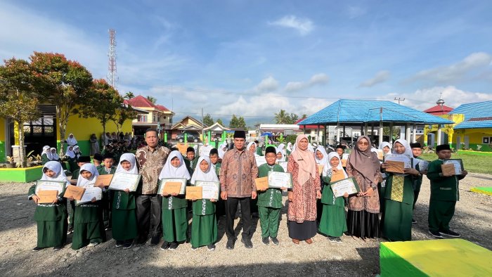 Mengukir Prestasi,Menggapai Impian,Pembagian Rapor Semester Genap TP 2025/2026 Berlangsung Tertib,Lancar dan Penuh Apresiasi