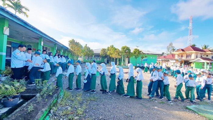 Bangun Karakter Islami, Siswa MIN 1 Kerinci Rutin Salaman Setelah Upacara Bendera