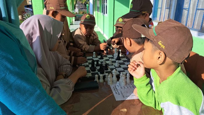 Serunya Istirahat di Bulan Ramadan: Siswa MIN 1 Kerinci Asah Strategi Lewat Catur