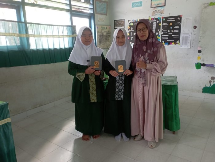Wujud Cinta Al-Quran: Wali Kelas Berikan Hadiah bagi Siswa Kelas VI MIN 1 Kerinci yang Hafal Juz 30