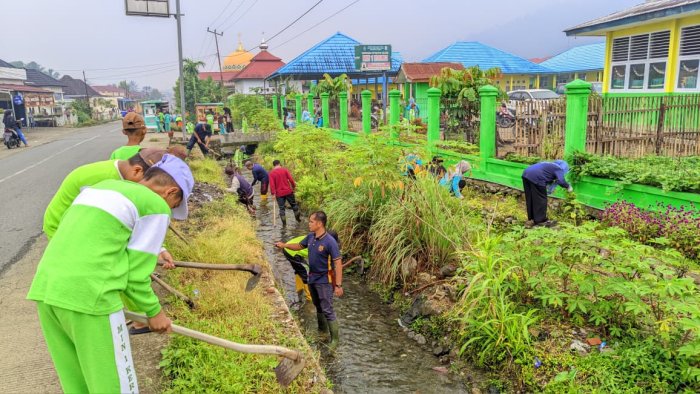 Semangat Gotong Royong, Keluarga Besar MIN 1 Kerinci Bersihkan Saluran Air dan Lingkungan Madrasah