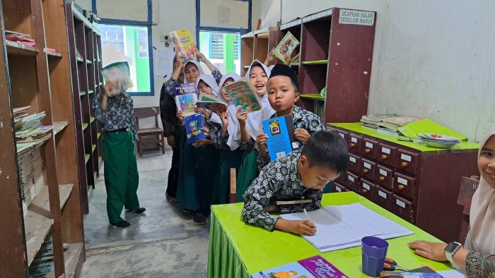 Gemar Membaca, Cerdas Berkarya: Siswa MIN 1 Kerinci Ramaikan Perpustakaan