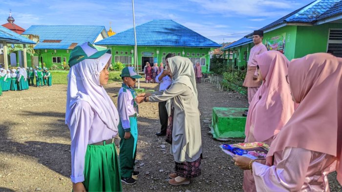 Tandai Dimulainya Ujian Madrasah, wakil Kepala Madrasah Sematkan Kokarde Secara Simbolis kepada Peserta