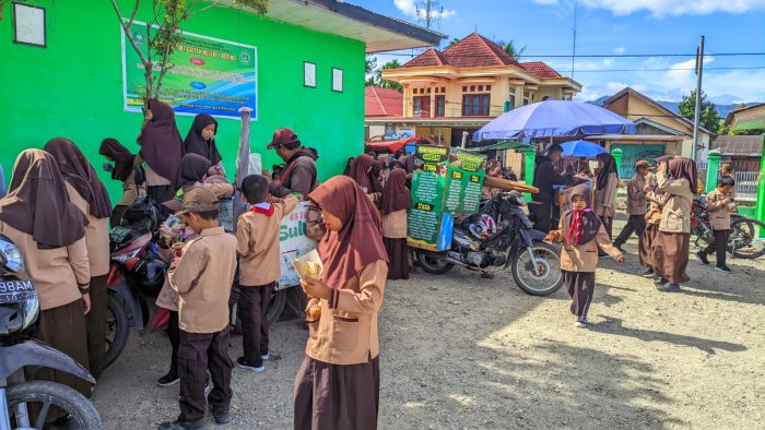 Jajan di dalam Lingkungan Sekolah: Hal Terlihat Remeh, Namun Penting Demi Keamanan dan Kesehatan Murid MIN 1 Kerinci