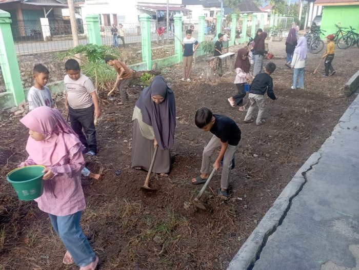 Kegiatan Gotong Royong Siswa MIN 1 Kerinci dalam Pembuatan Bedengan Tanah untuk Penanaman Jagung dan Sayuran