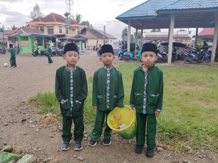 Kegiatan Pagi Hari, Peserta Didik Jaga Kebersihan Lingkungan Madrasah