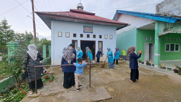 Guru Madrasah Ibtidaiyah Negeri 1 Kerinci Tanamkan Kepedulian Melalui Goro Membersihkan Halaman Musholla