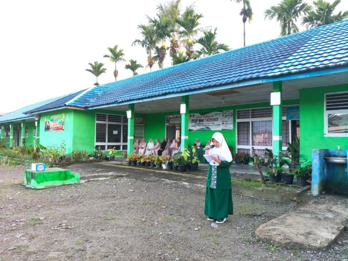 Menginspirasi di Pagi Jumat, Siswa MIN 1 Kerinci Ajak Hormati dan Sayangi Orang Tua